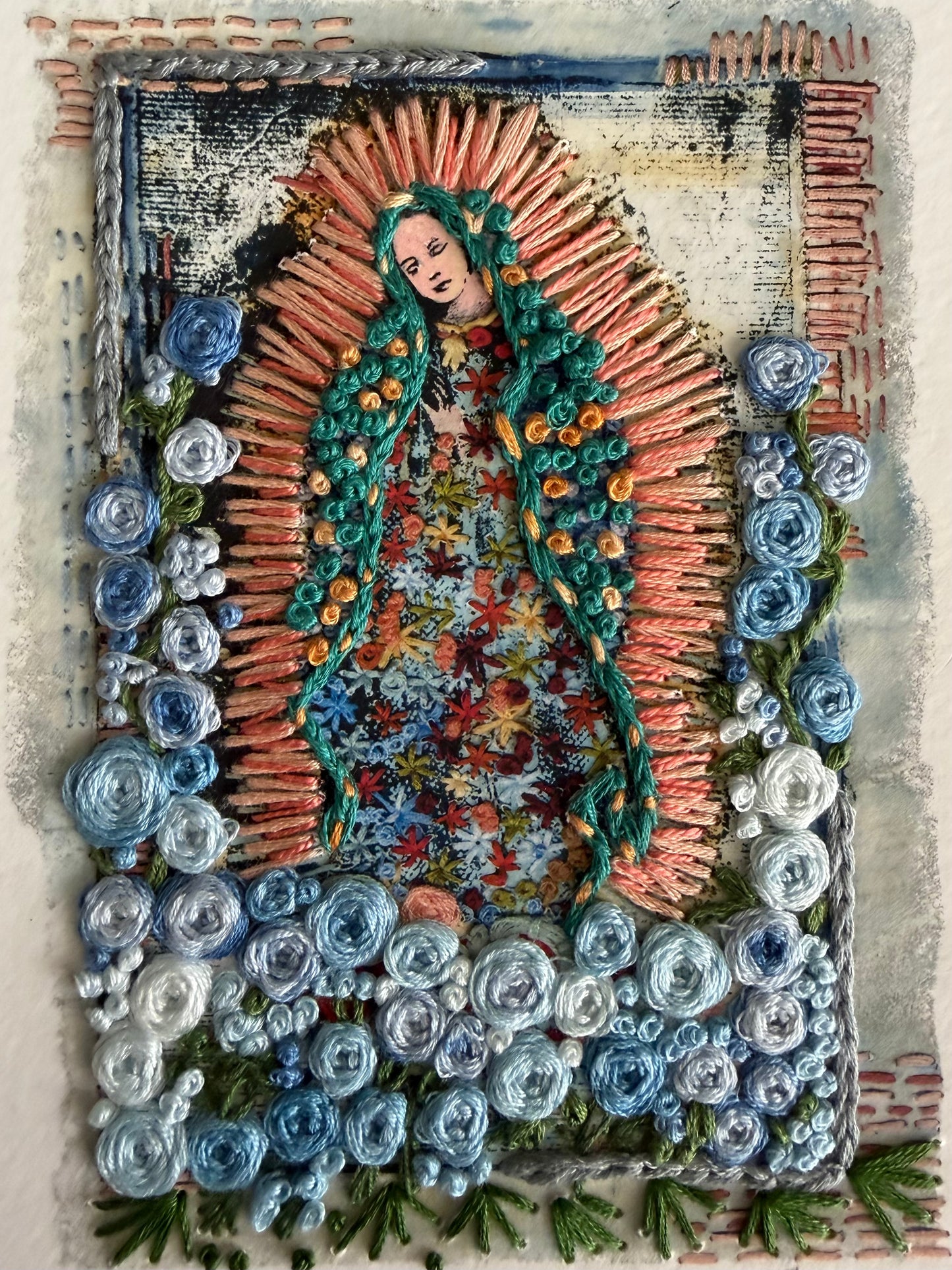 Vírgen Chica. Manto verde flores azules