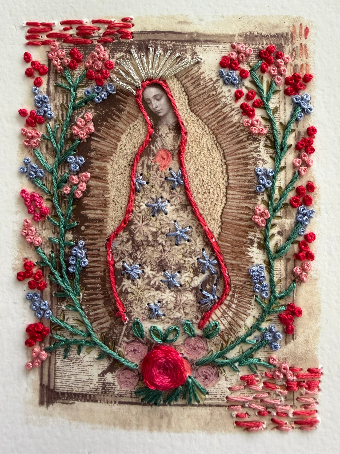 Vírgen Mini. Flores rojas, rosas y azules