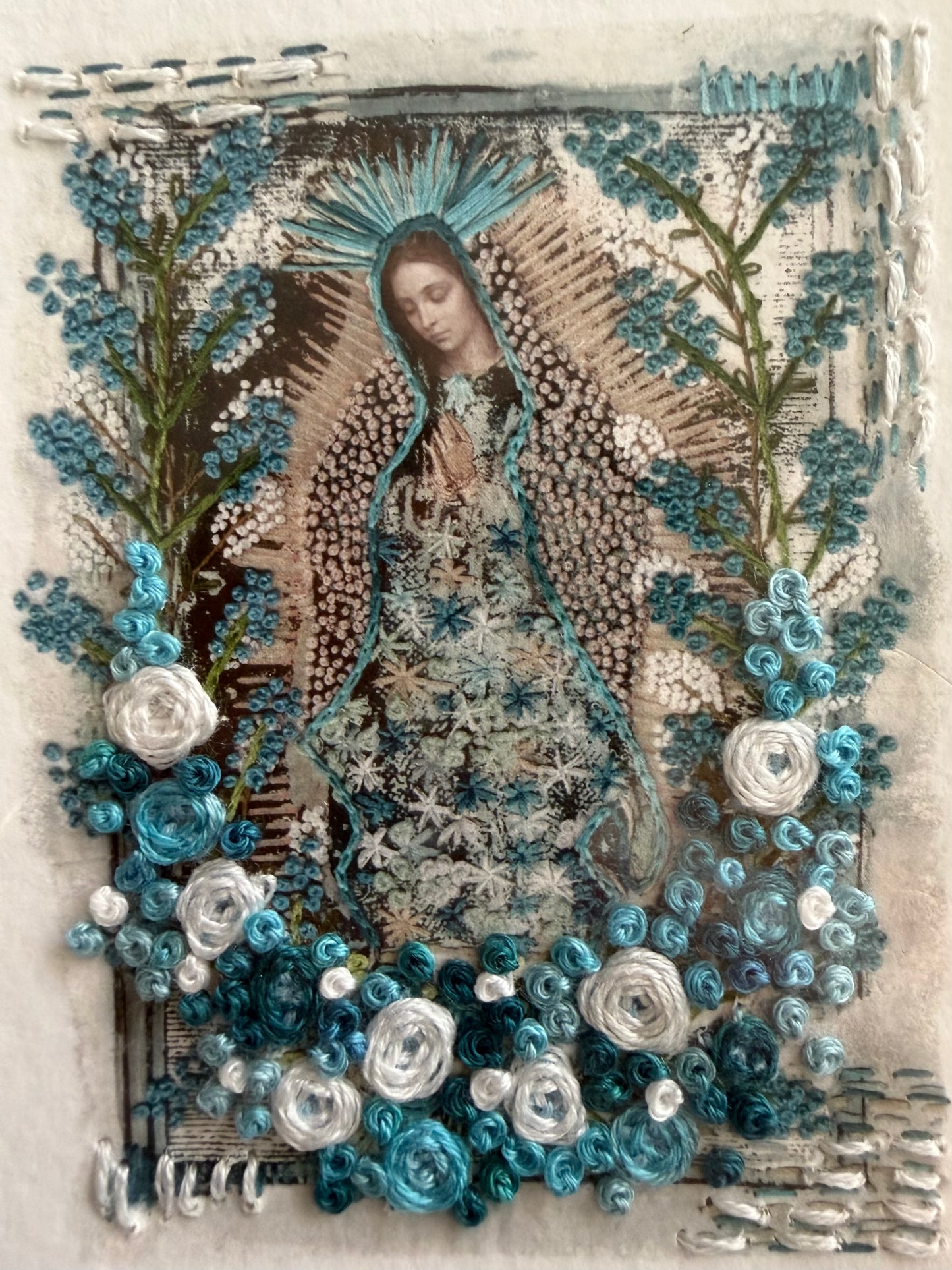 Virgen Bolo. Flores azules y Blancas