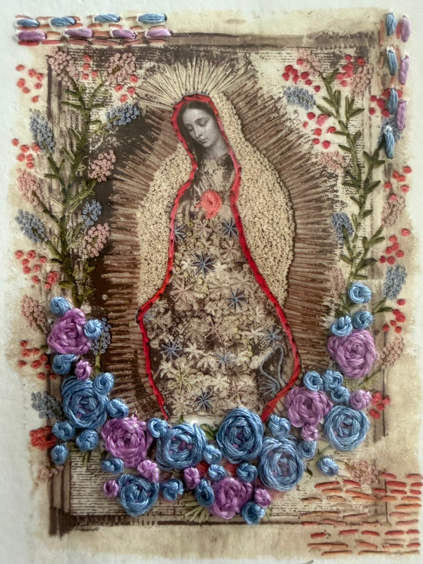 Virgen Bolo. Flores azules y moradas
