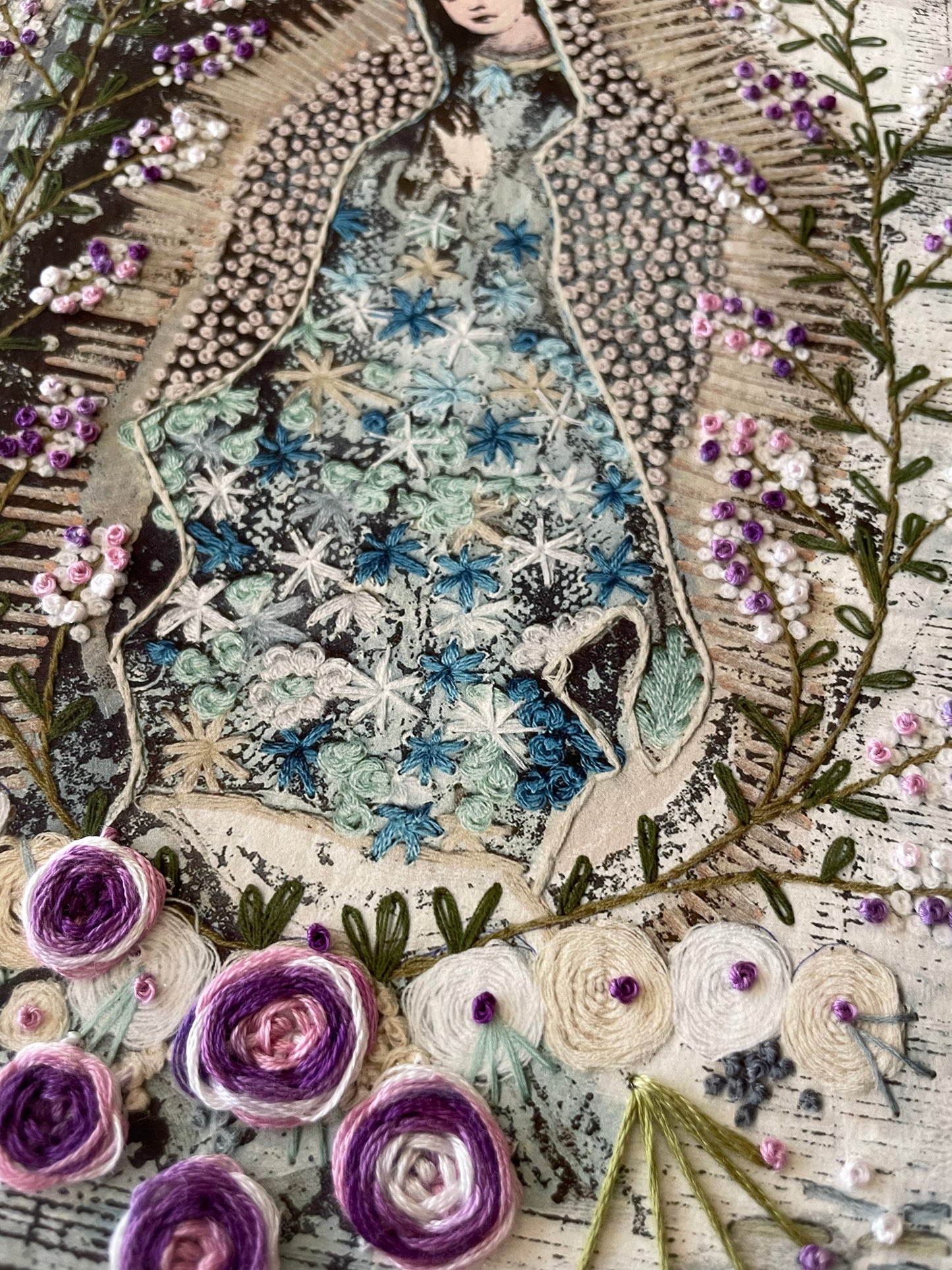 Vírgen Azul, Florecitas moradas