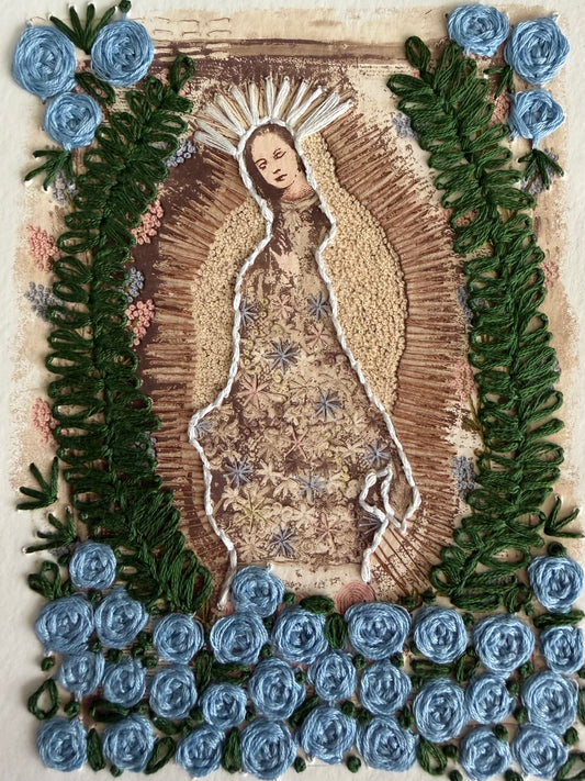 Vírgen Chica. Flores azules Follaje verde