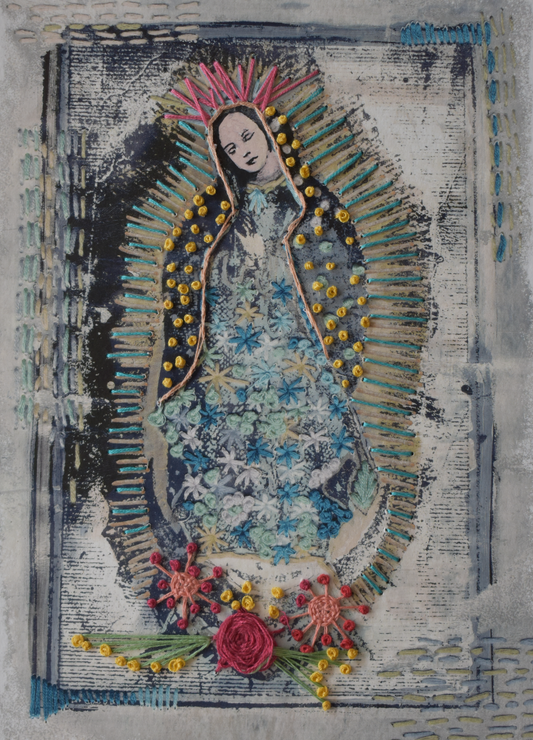 Vírgen grande con flores de colores