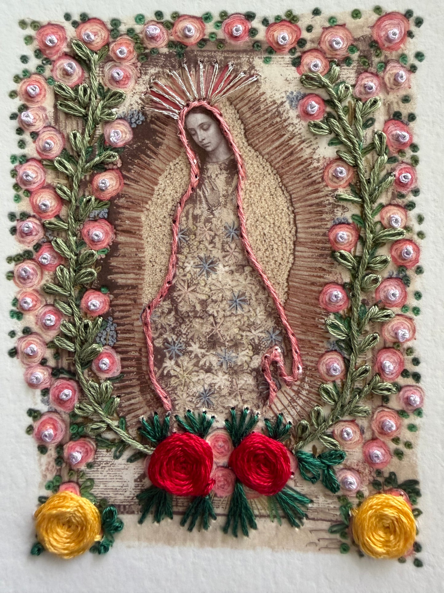 Vírgen Mini. Florecitas rosas, Dos rojas y dos amarillas