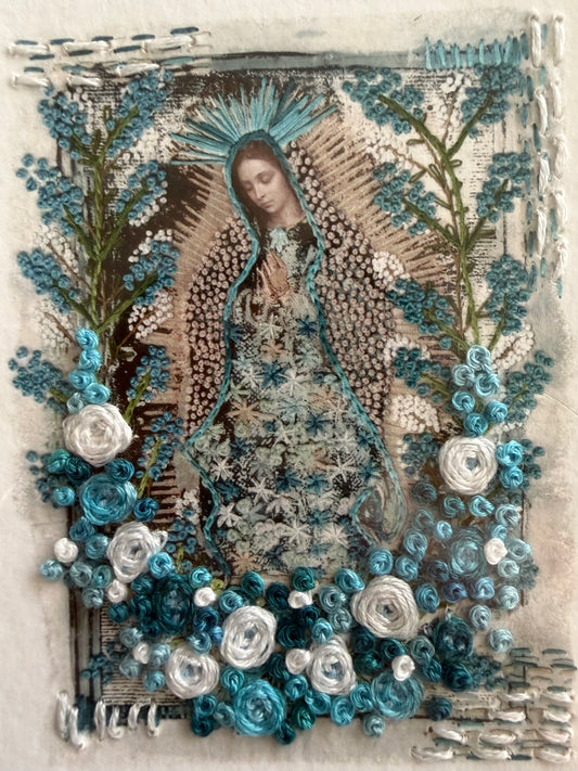 Virgen Bolo. Flores azules y Blancas