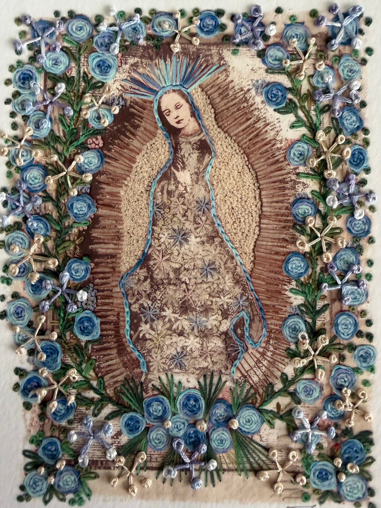 Vírgen Chica. Flores moradas y azul