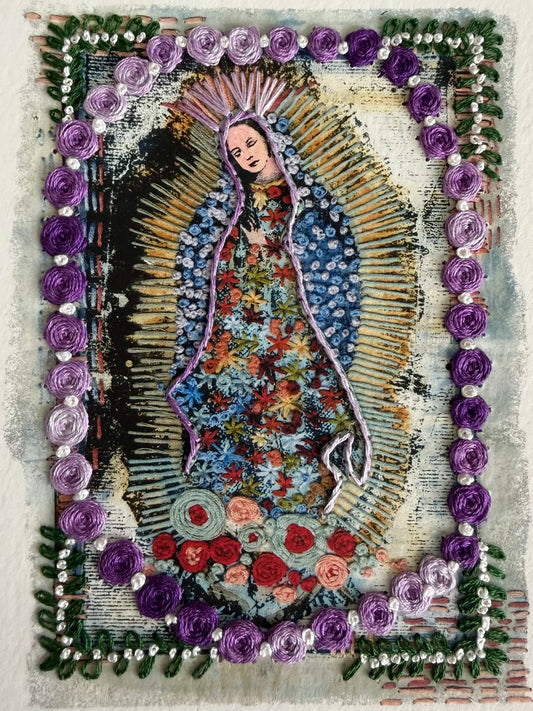 Vírgen Chica. Flores moradas moradas al rededor