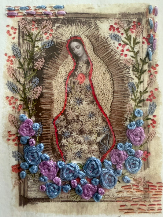 Virgen Bolo. Flores azules y moradas