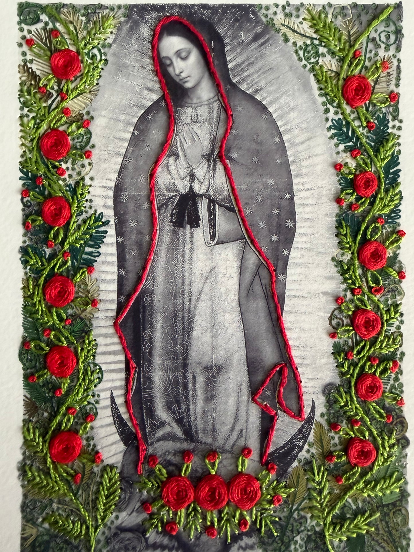 Vírgen Chica. Flores rojas follaje verde