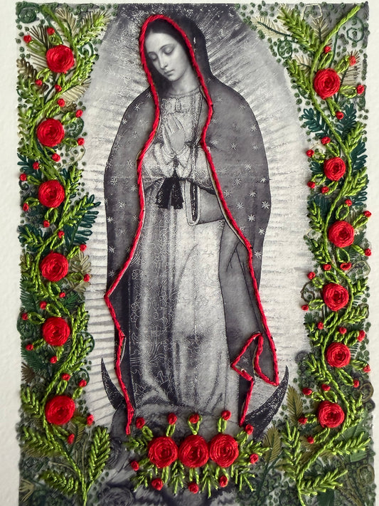 Vírgen Chica. Flores rojas follaje verde