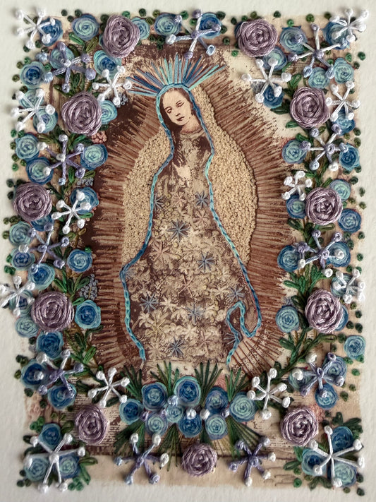 Vírgen Chica. Flores moradas y azules