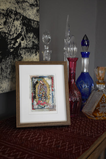 Virgen Chica Tradicional con Rosas Rojas