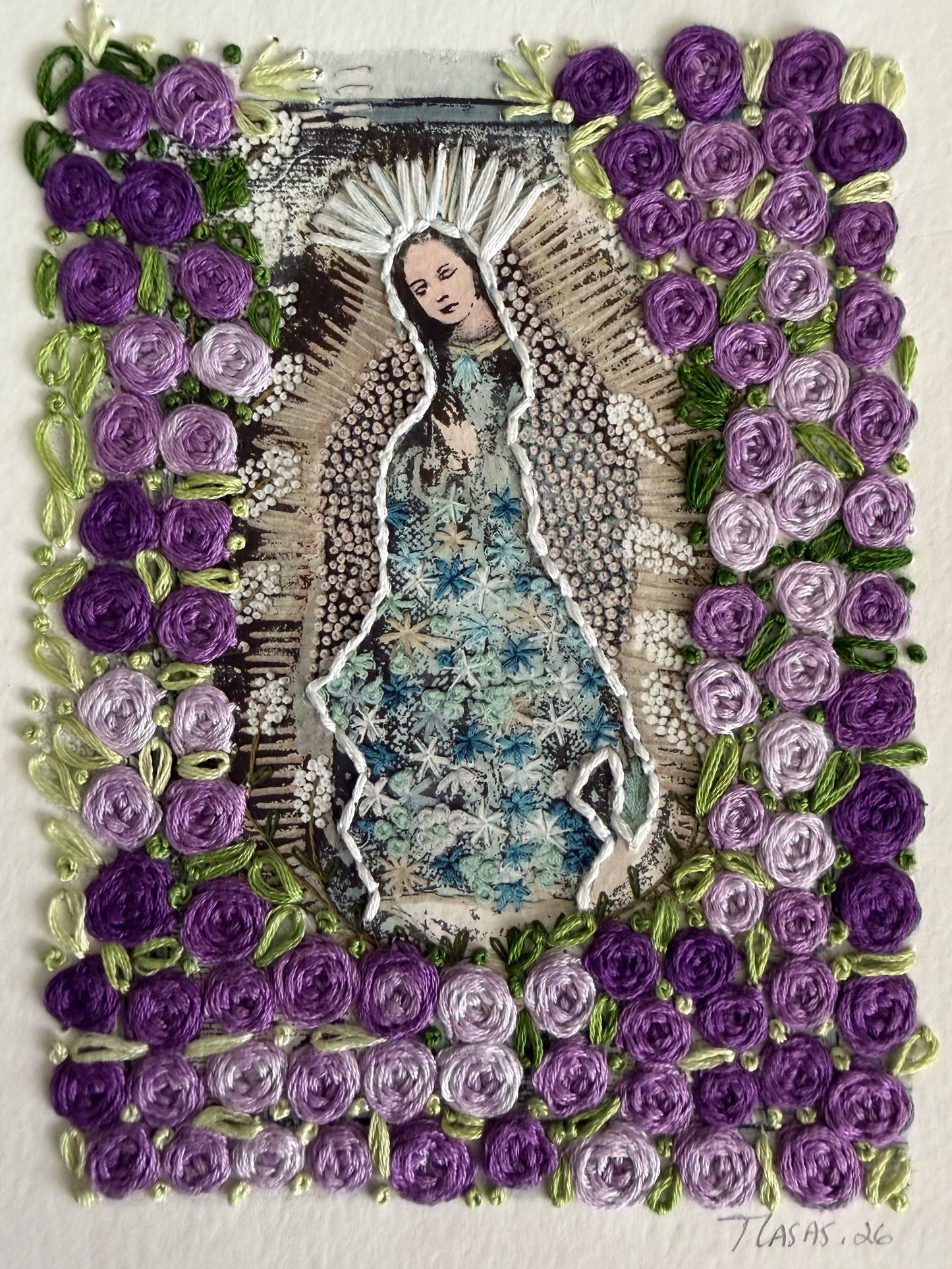 Vírgen Chica. Florecitas moradas, extra bordada