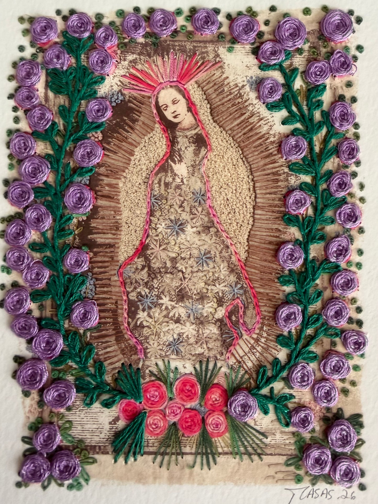 Vírgen Chica. Florecitas moradas, ramas verdes