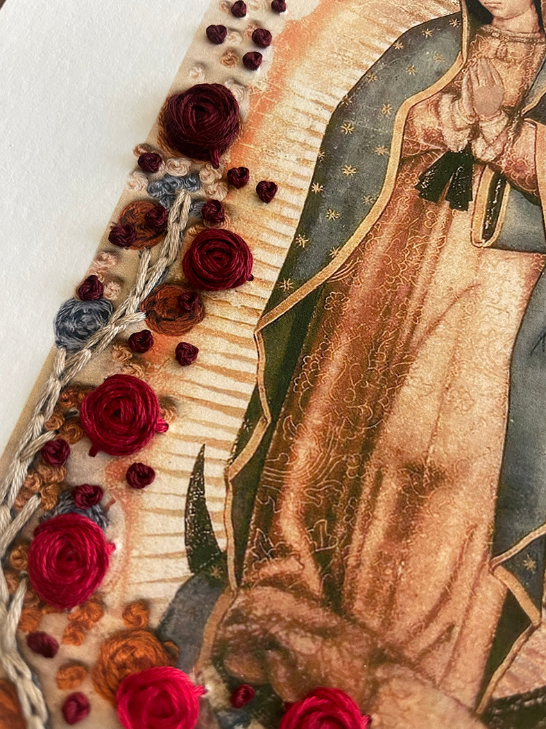 Virgen Chica Tradicional con Rosas Rojas