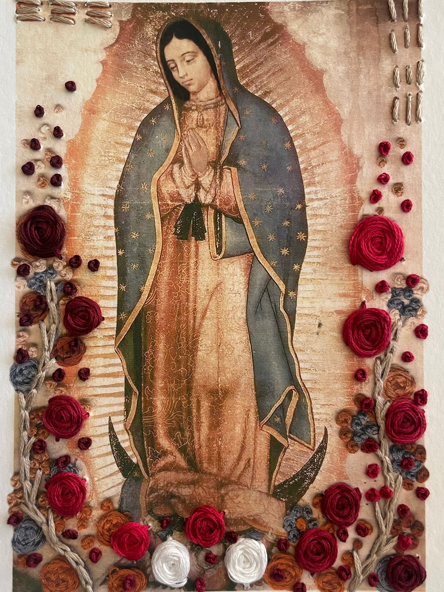 Virgen Chica Tradicional con Rosas Rojas